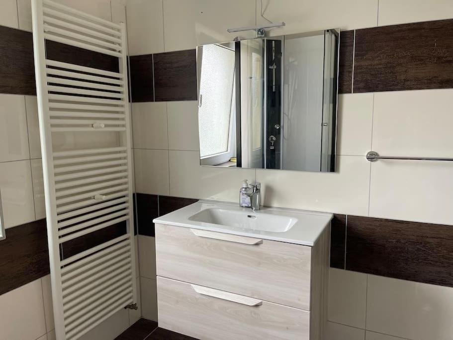 דיסבורג Duesseldorf Messe And Airport, 2-Bedroom Apartment With Kitchen And Garden מראה חיצוני תמונה